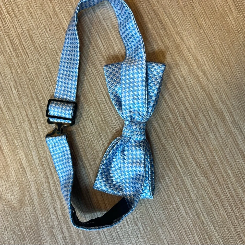 Brooks Brothers Boys Pre-Tied Adjustable Bowtie.